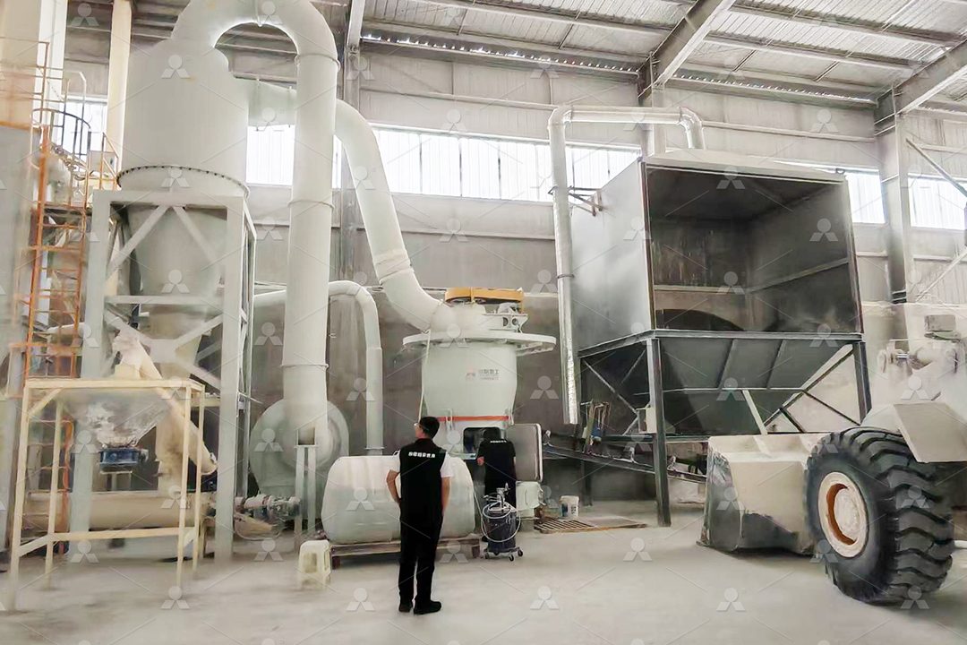 黎明重工售后服务工程师在客户工厂进行设备巡检和维护指导，展现专业服务团队风采